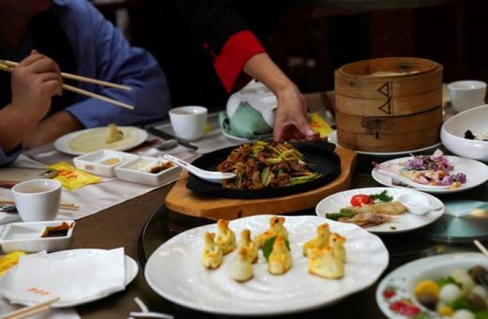 Kampanye Limbah Makanan, Restoran Bebek Peking Desak Pengunjung Makan Secukupnya-Image-1