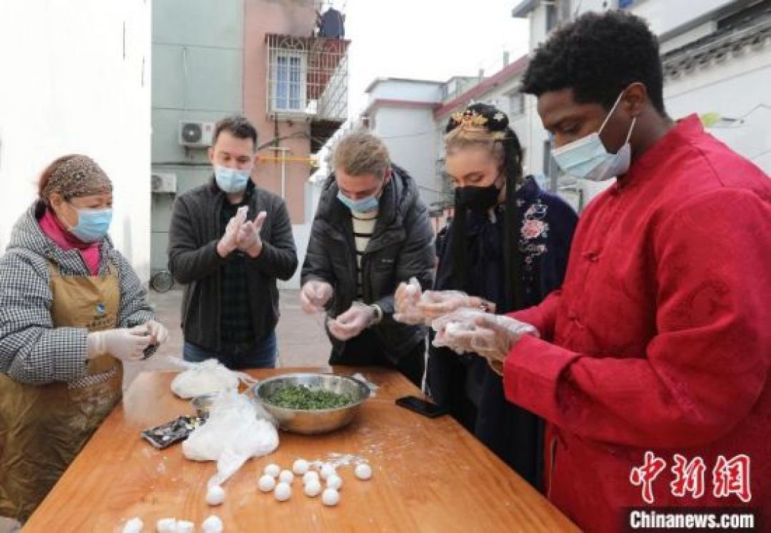 Warga Asing di Ningbo Pelajari Budaya China-Image-1