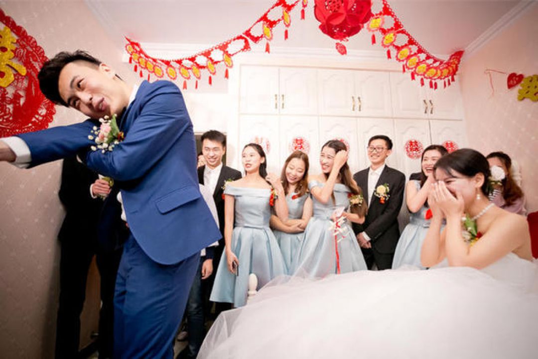 Tradisi Unik Saat Pernikahan di China, Ganggu Sang Pengiring Pria?-Image-1