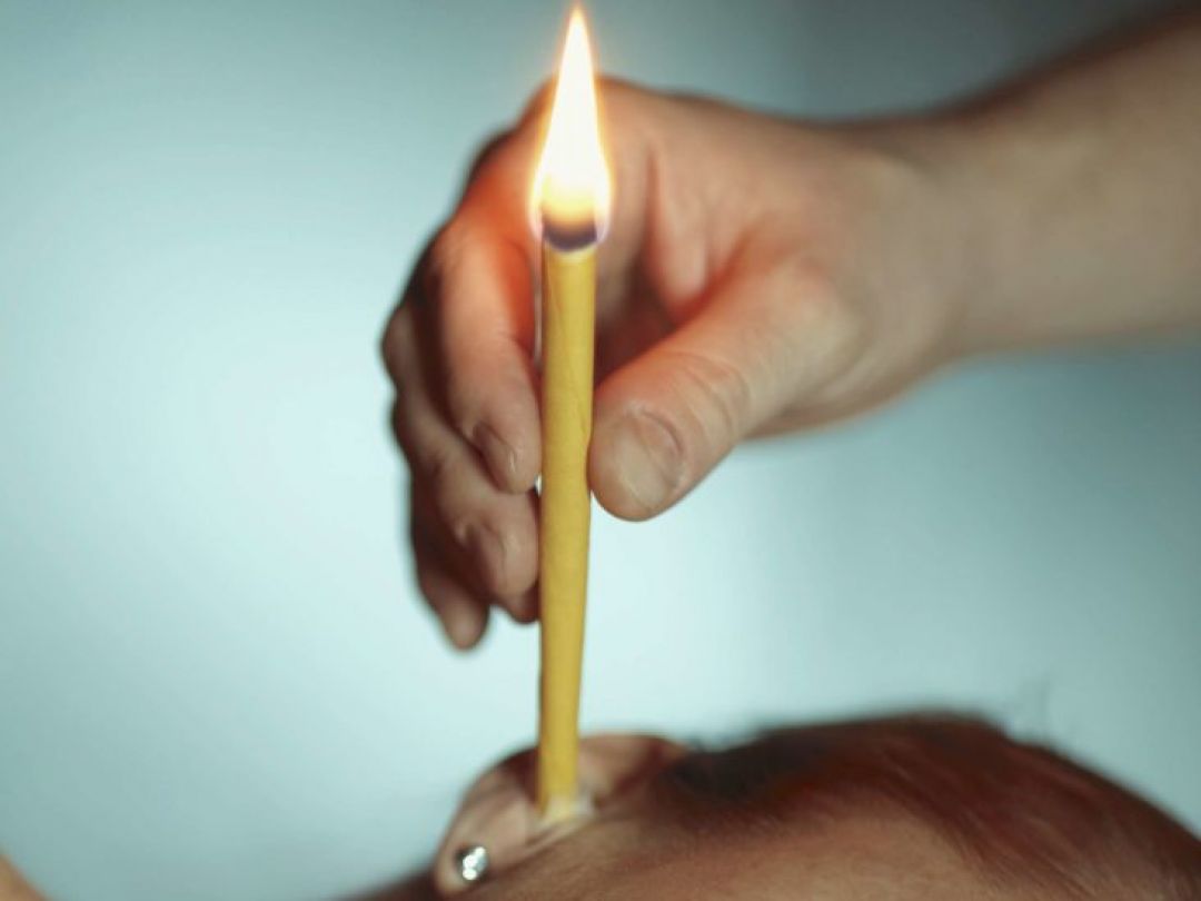 Mau Coba Ear Candle? Harus Tahu Efek Sampingnya!-Image-1