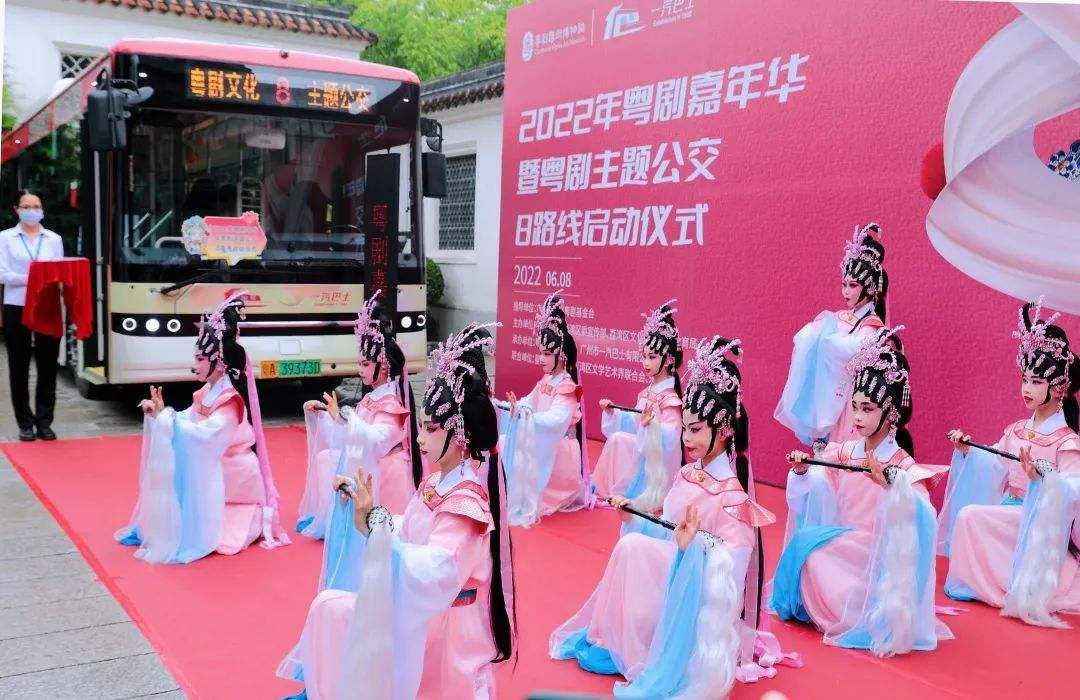 Bus Tema Budaya Opera Kanton Luncur dari Guangzhou-Image-1