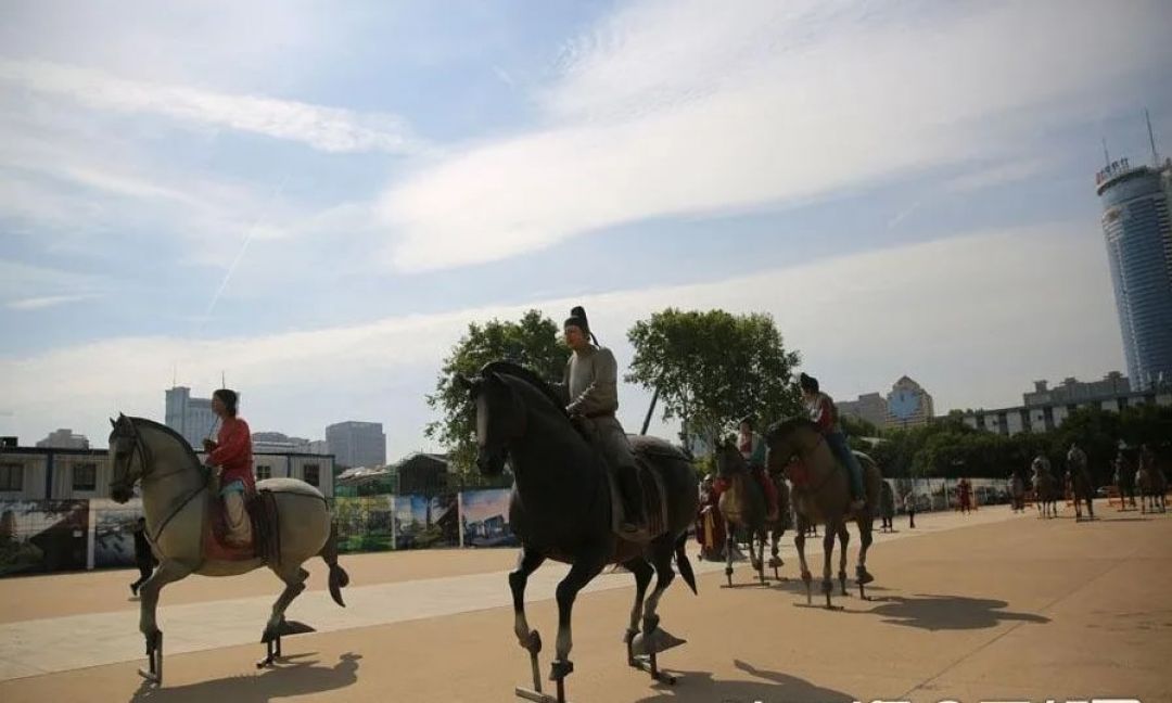 Patung Kuda di Xi'an Membawa Suasana Kembali ke Dinasti Tang-Image-2