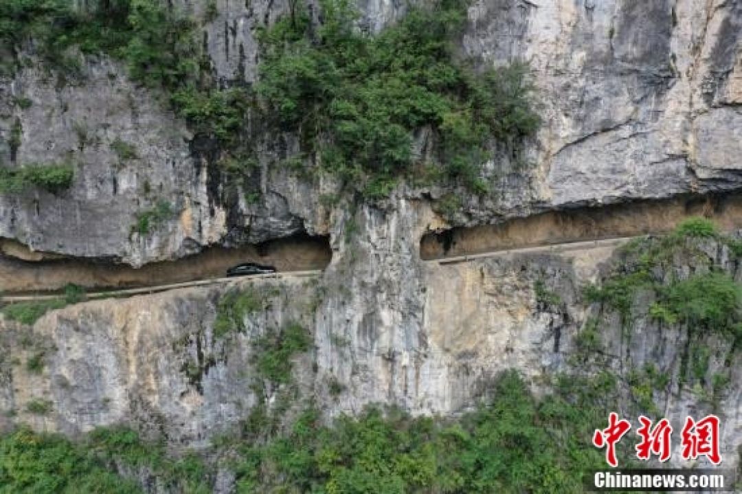 POTRET: Keindahan Jalan Raya Ekstrim di Tebing Guizhou-Image-1