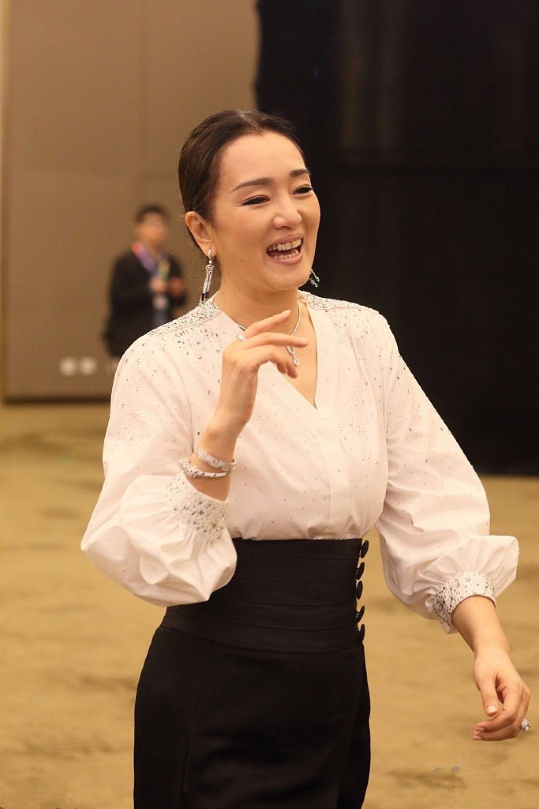 Belajar Menggunakan Setelah Hitam-Putih dari Aktris Gong Li-Image-2