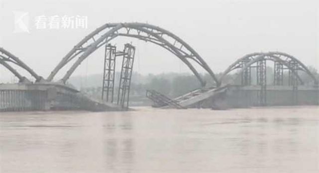 Sedang Dibangun, Jembatan Penyeberangan Sungai Luohe Hancur Akibat Tekanan Air-Image-1