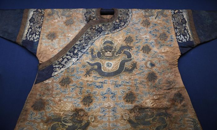 Jubah Kekaisaran Janda Permaisuri Cixi Dipajang di Museum Sutra-Image-1