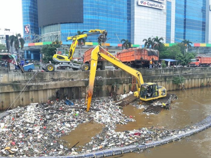 UPK Badan Lingkungan DKI Jakarta Melakukan Penangangan Sampah Pasca Banjir-Image-1