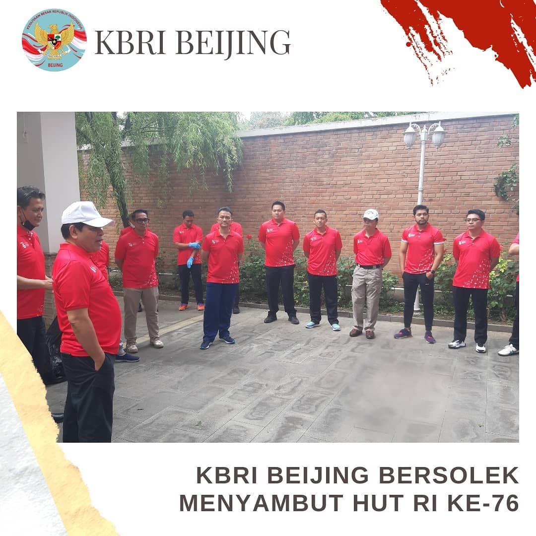 POTRET: Kerja Sama Staf KBRI Beijing Bersih-bersih Lingkungan Kantor Sambut HUT RI ke-76-Image-2