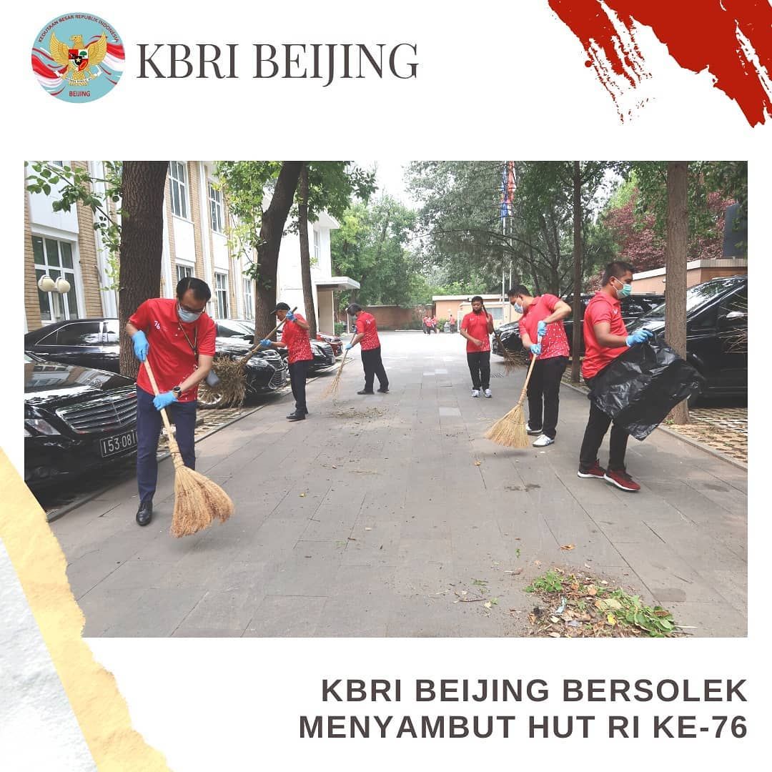 POTRET: Kerja Sama Staf KBRI Beijing Bersih-bersih Lingkungan Kantor Sambut HUT RI ke-76-Image-4