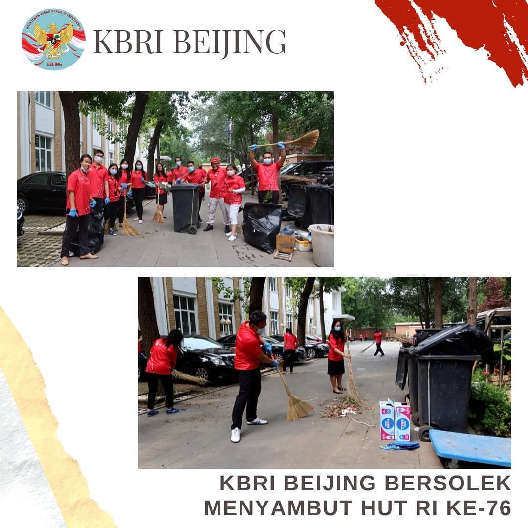 POTRET: Kerja Sama Staf KBRI Beijing Bersih-bersih Lingkungan Kantor Sambut HUT RI ke-76-Image-3