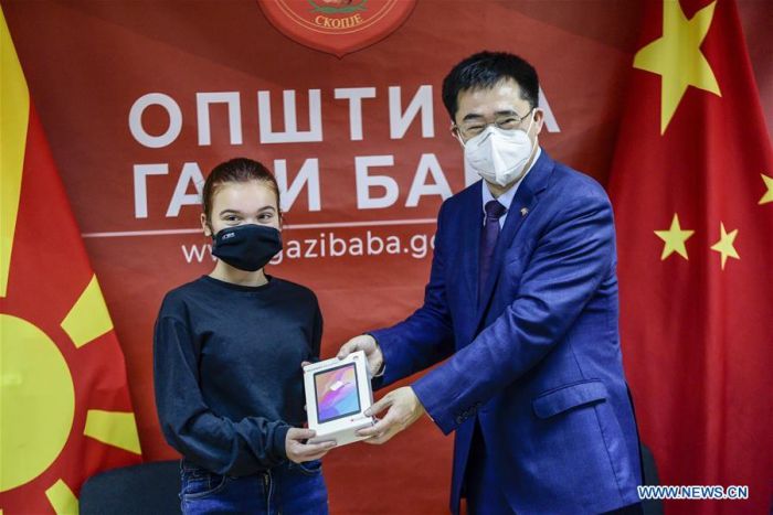 Kedubes China di Makedonia Utara Sumbang Tablet untuk Pelajar-Image-1