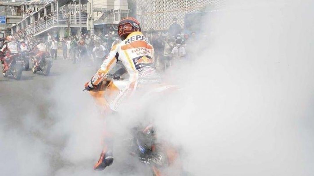 Marc Marquez Pamerkan Aksi Burnout di Konvoi MotoGP Mandalika di Jakarta-Image-1