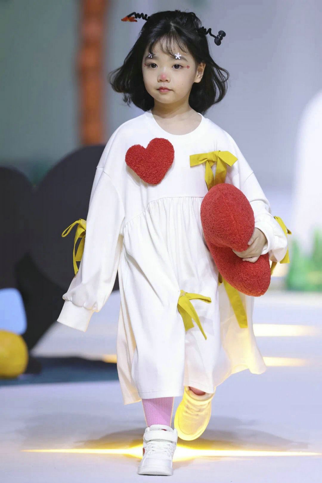 Imutnya Anak-anak Tampil di Panggung Shanghai Fashion Week-Image-3