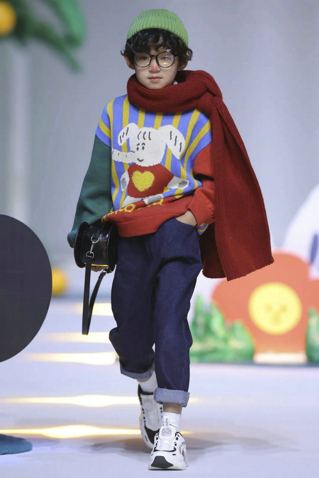 Imutnya Anak-anak Tampil di Panggung Shanghai Fashion Week-Image-4