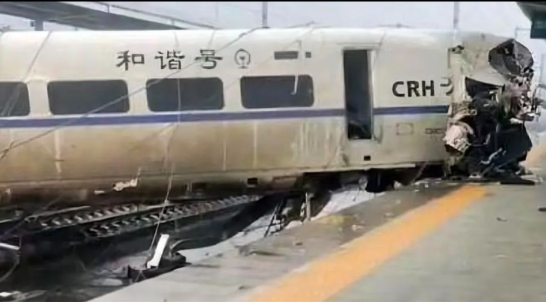 KA Peluru Tergelincir di China, Masinis Tewas 8 Luka-Image-1