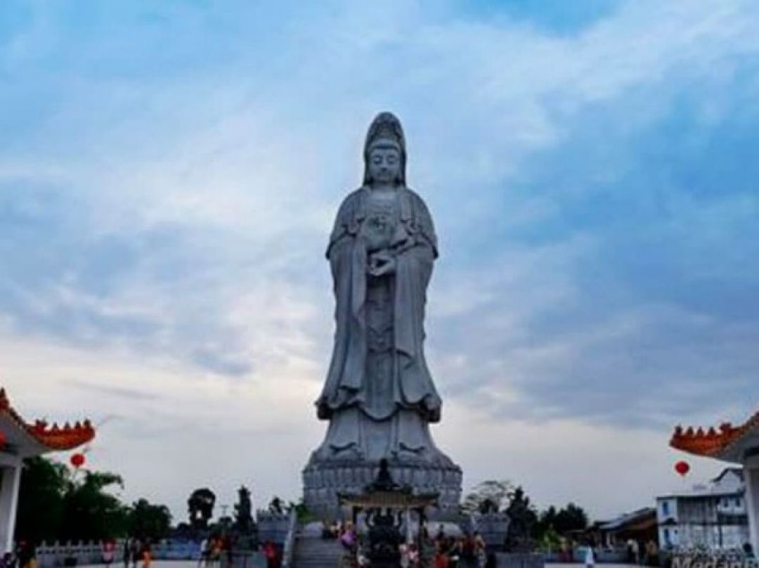Wisatawan China Wajib Lihat 8 Kuil di Indonesia Ini Saat Imlek-Image-4