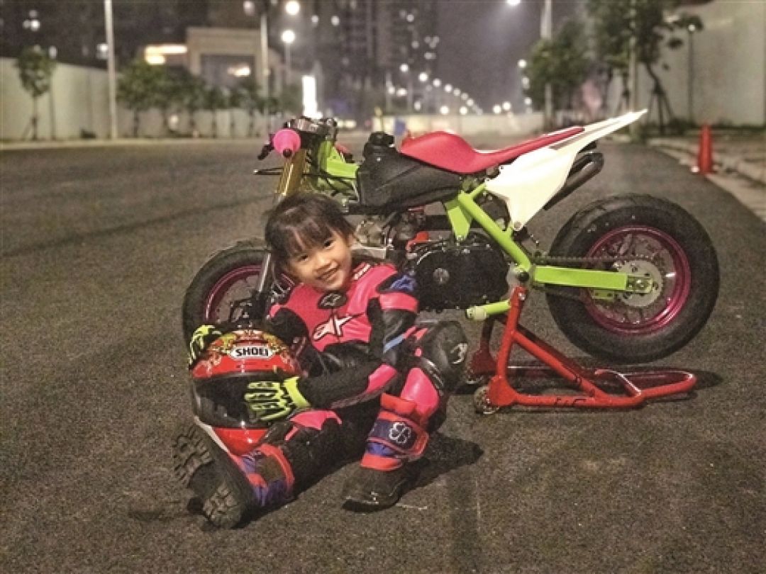 Keren, Gadis 8 Tahun Asal Guangxi Juarai Balap Motor-Image-1