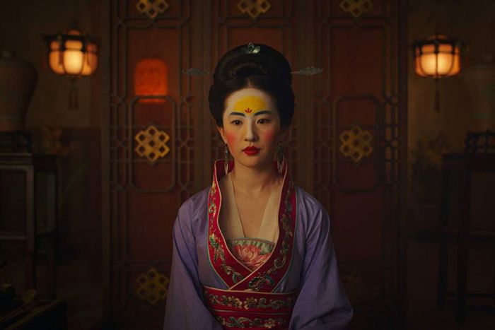 Rating ‘Mulan’ Anjlok, Kritikus Film: Akting Liu Yifei Membosankan-Image-1