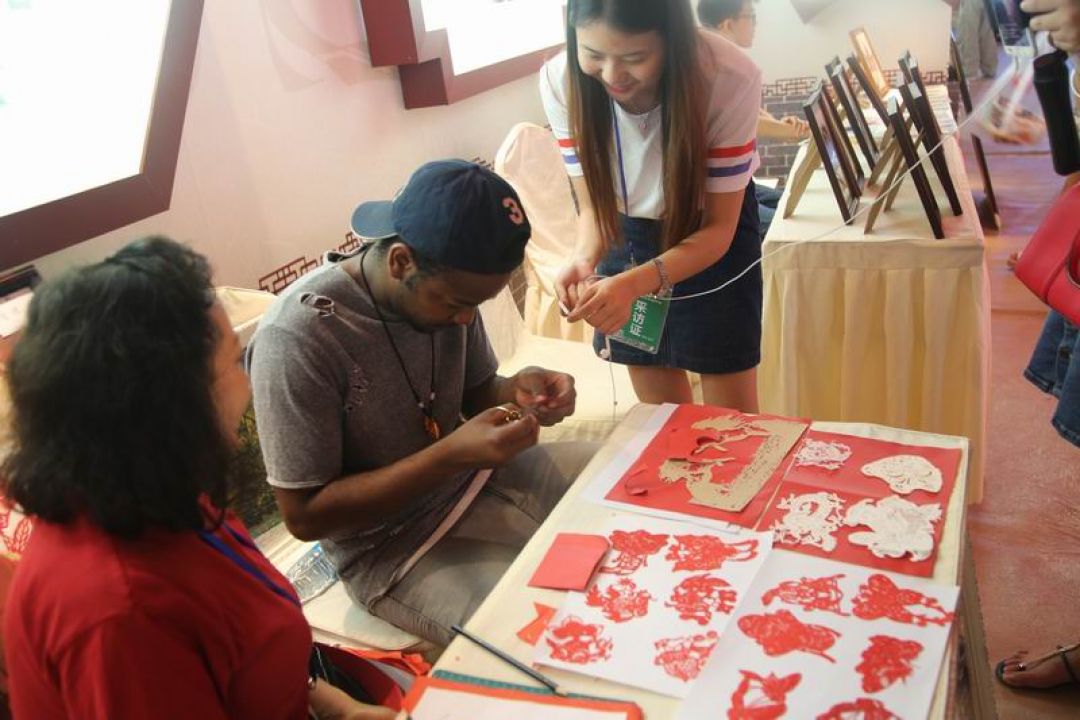 Pelajar Asing Bantu Promosikan Warisan Budaya Takbenda China-Image-1