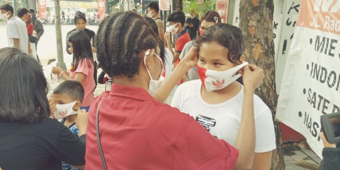Keren! Mahasiswa Papua di Medan Bagi 2000 Masker-Image-1