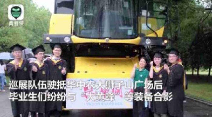 Mahasiswa Tiongkok Rayakan Kelulusan dengan Parade Traktor-Image-1