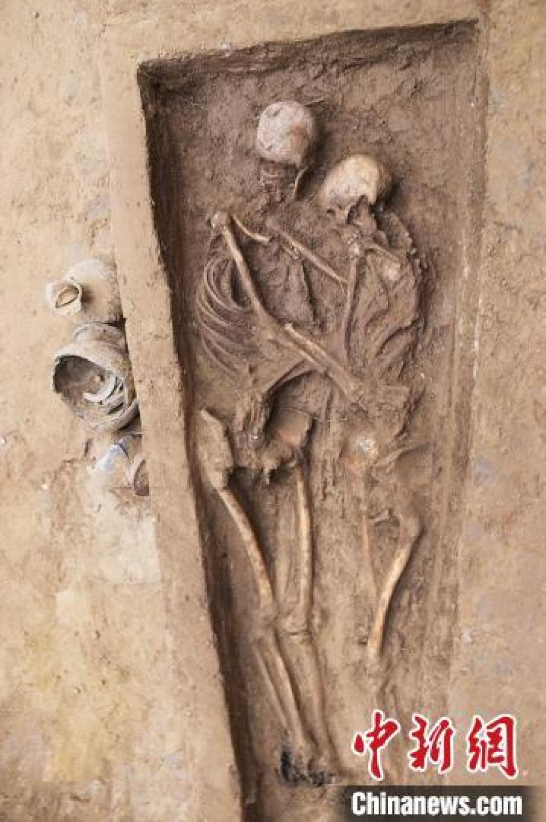 Makam Kekasih yang Berpelukan Ditemukan di China Utara, Kebayang Romantisnya-Image-1