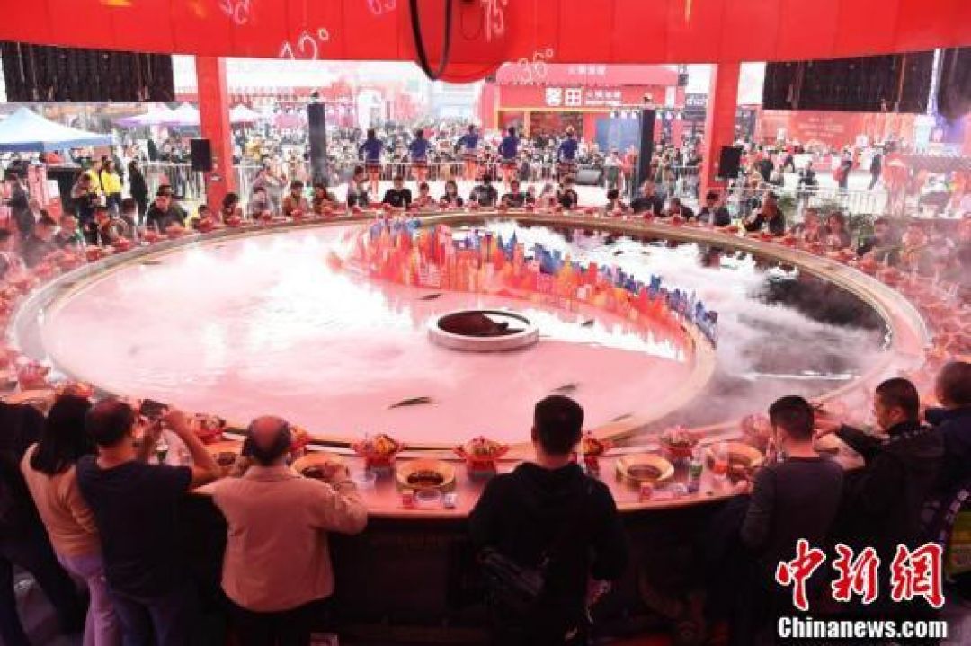 Wow! HotPot Raksasa di Chongqing China, Dinikmati 56 Warga-Image-1