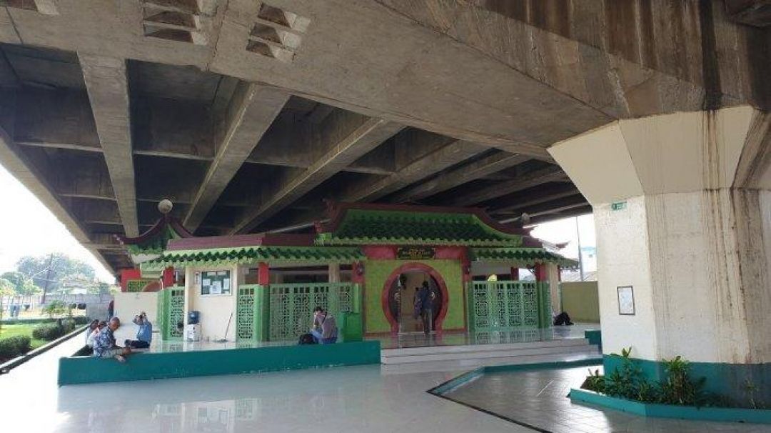 Masjid Babah Alun di Kolong Tol Jakarta-Image-1