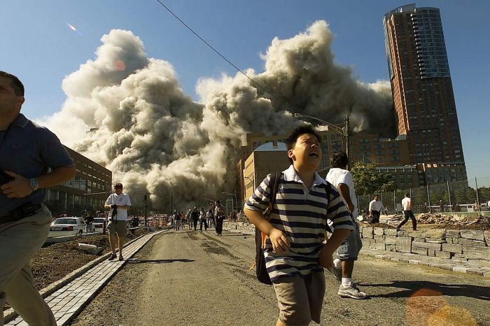 19 Tahun Berlalu: Foto Teror 9/11 Ini Tetap Menghantui-Image-2