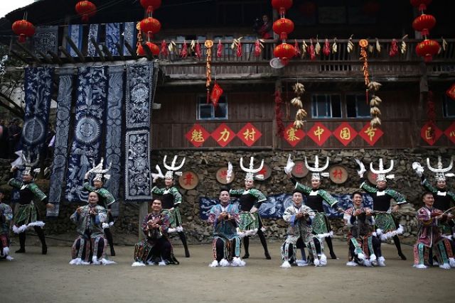 Sambut Imlek, Warga Guizhou Dihibur Tari Lusheng yang Riang-Image-3