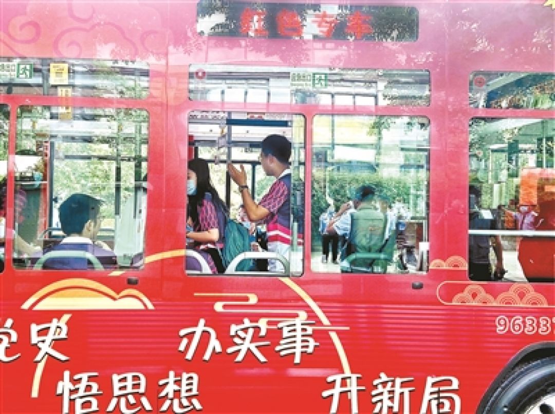 Bus Merah Khusus Wisata Mulai Digunakan di China-Image-1