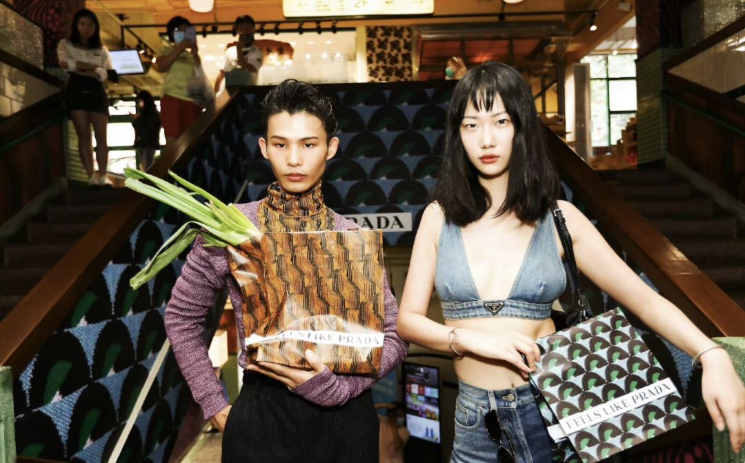 Jadi Sensasi, Merek Mode Mewah Prada Masuk Pasar Basah di China!-Image-1
