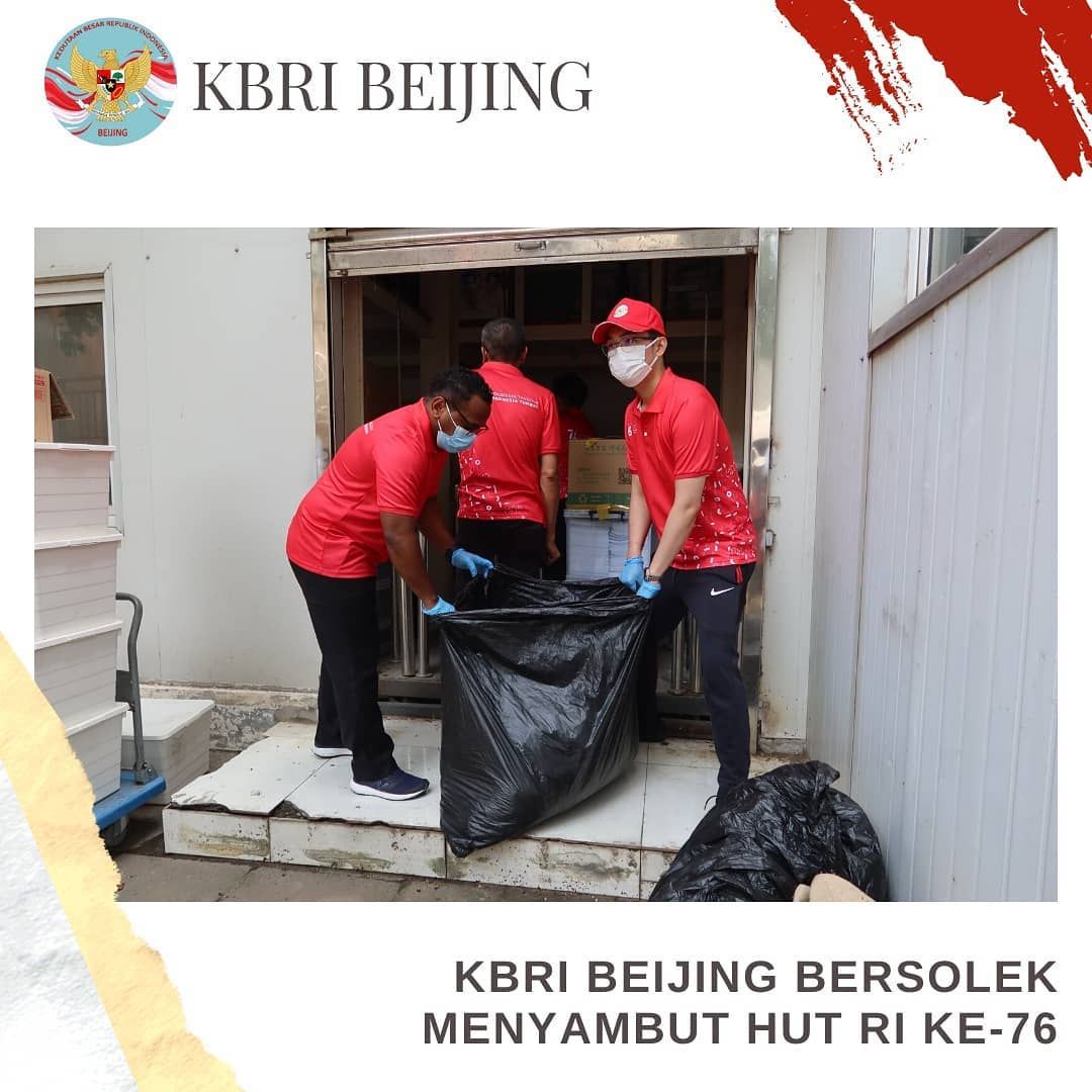 POTRET: Kerja Sama Staf KBRI Beijing Bersih-bersih Lingkungan Kantor Sambut HUT RI ke-76-Image-6