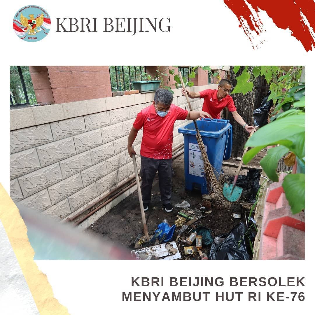 POTRET: Kerja Sama Staf KBRI Beijing Bersih-bersih Lingkungan Kantor Sambut HUT RI ke-76-Image-7