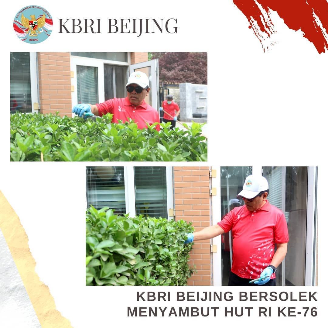 POTRET: Kerja Sama Staf KBRI Beijing Bersih-bersih Lingkungan Kantor Sambut HUT RI ke-76-Image-1