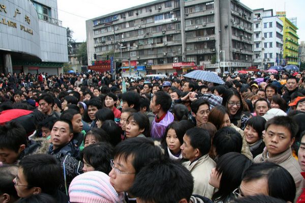 Pintu Perbatasan Ditutup, Berbondong-bondong Orang Hong Kong dan Makao Melarikan Diri Ke Guangdong-Image-1