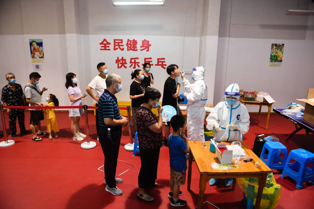 POTRET : Karyawan di Jiangsu Lakukan Tes PCR-Image-4