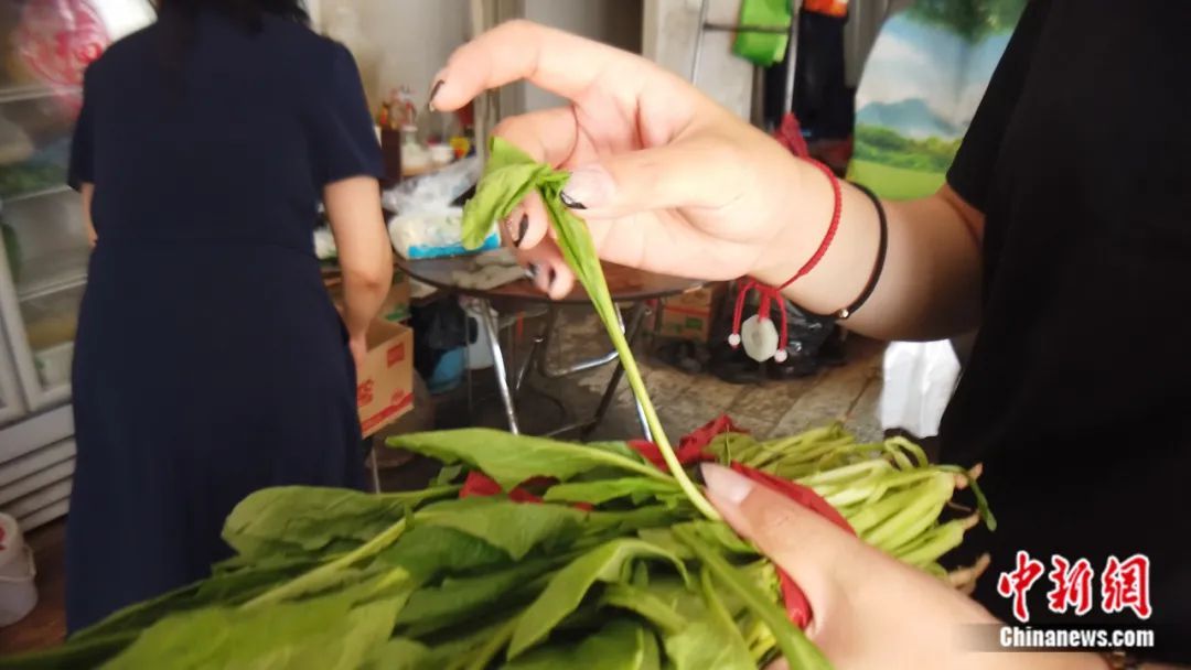 Gadis di China Bereksperimen Buat Pakaian dari Sayuran Bayam-Image-2