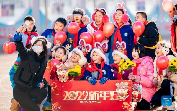 POTRET: Anak-anak di China Rayakan Tahun Baru 2022-Image-5