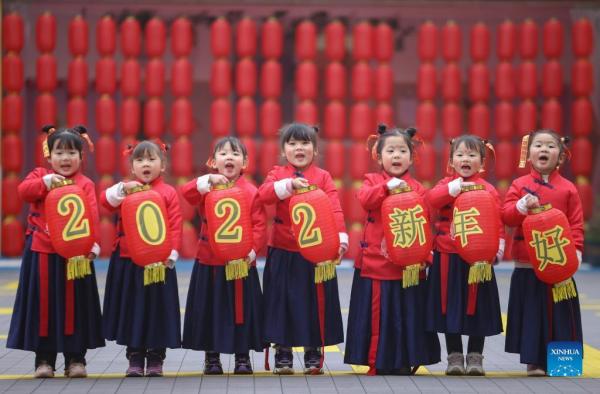 POTRET: Anak-anak di China Rayakan Tahun Baru 2022-Image-2