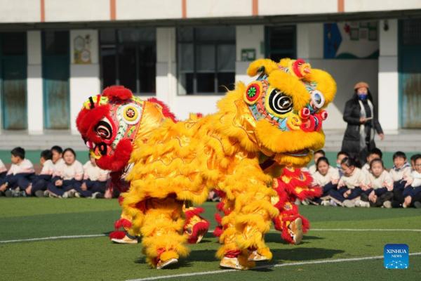 POTRET: Anak-anak di China Rayakan Tahun Baru 2022-Image-3