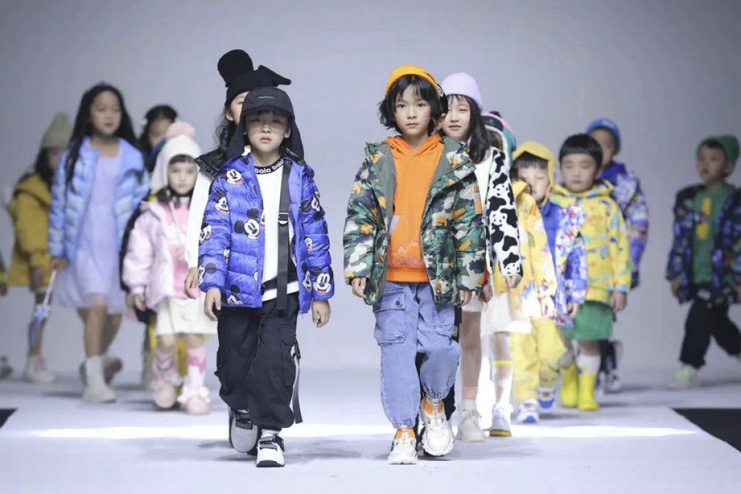 Imutnya Anak-anak Tampil di Panggung Shanghai Fashion Week-Image-5