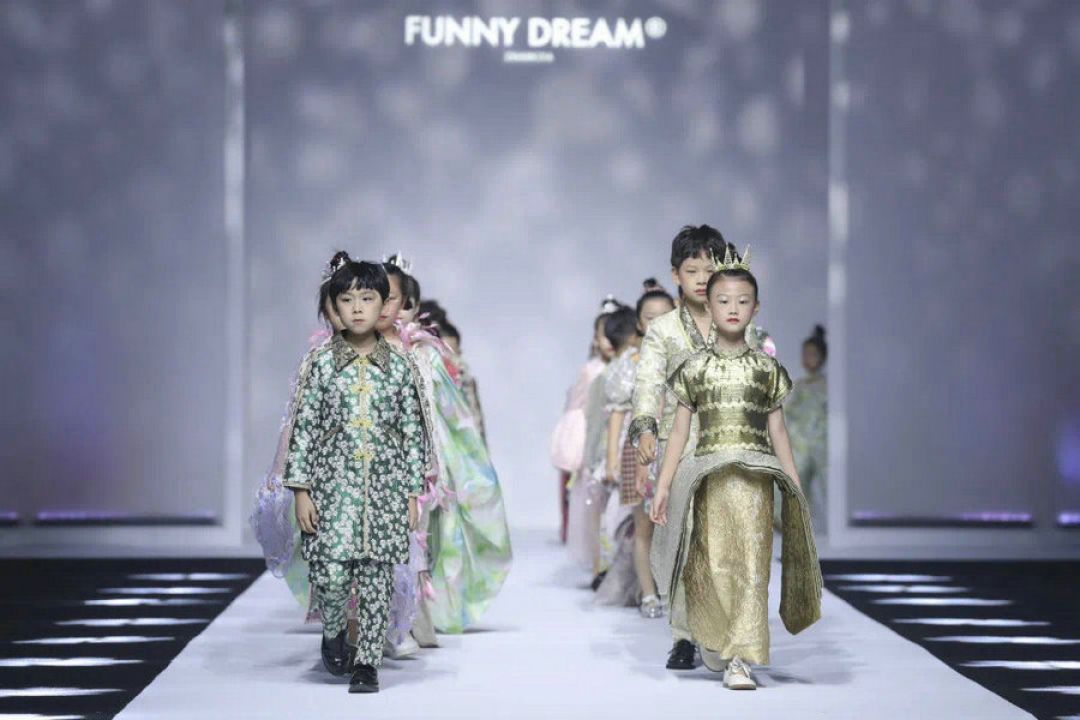 Imutnya Anak-anak Tampil di Panggung Shanghai Fashion Week-Image-7