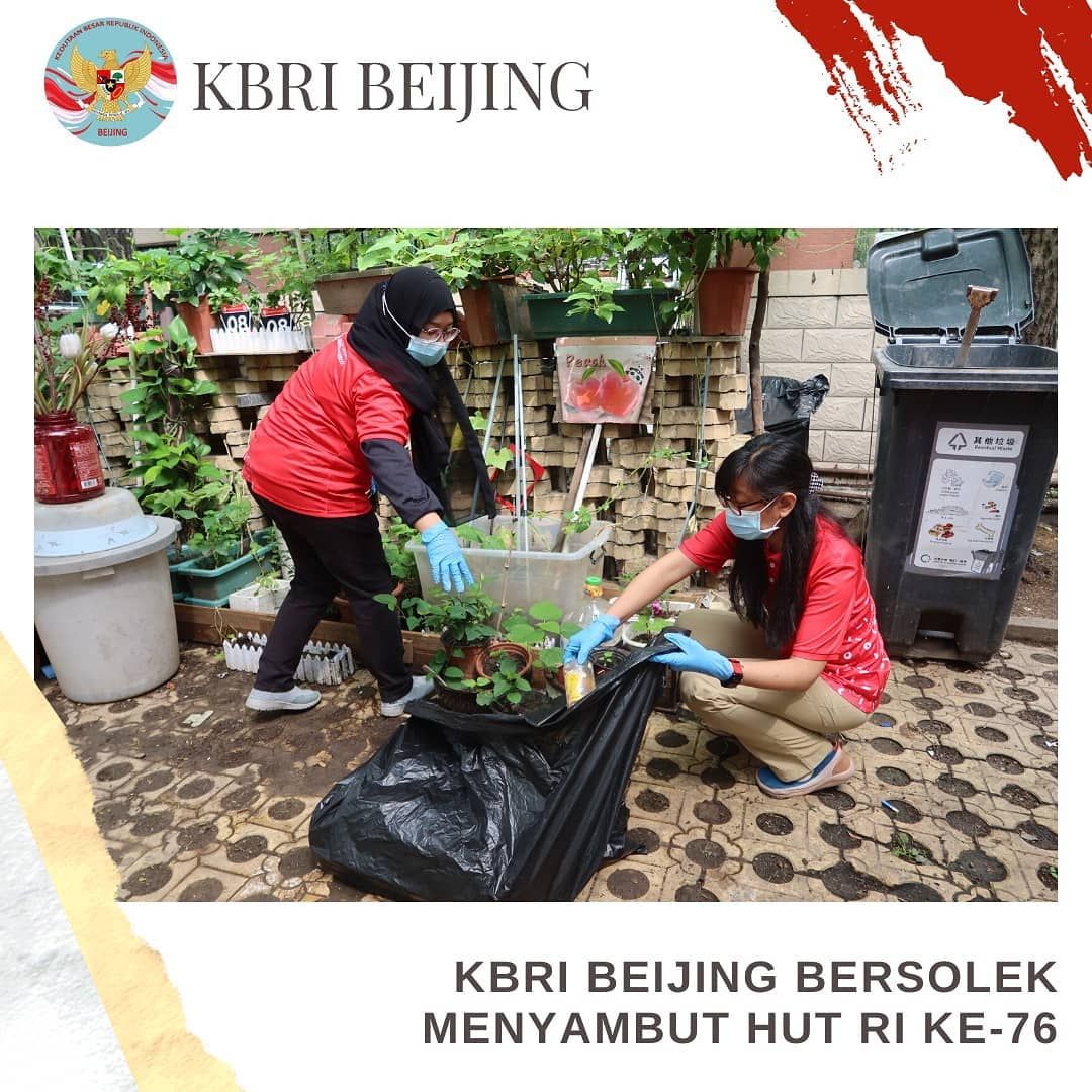 POTRET: Kerja Sama Staf KBRI Beijing Bersih-bersih Lingkungan Kantor Sambut HUT RI ke-76-Image-5