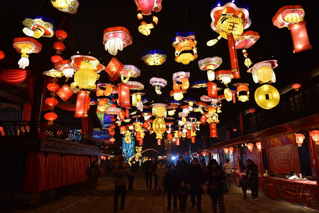 Warna-warni Lampu Hiasi Seluruh China Sambut Festival Lampion-Image-1