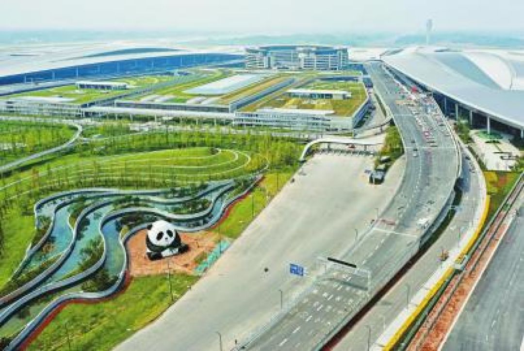 Panda Raksasa Tuantuan Debut di Bandara Tianfu, China-Image-1