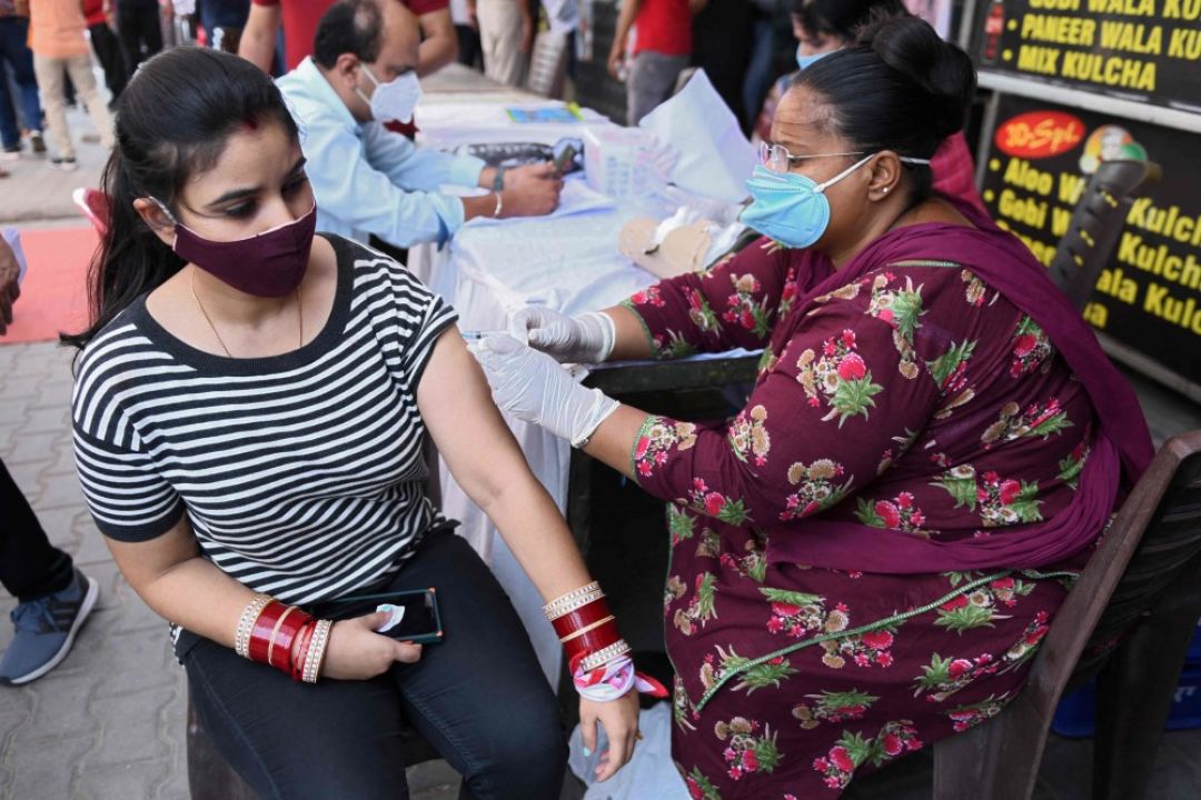 India Longgarkan Langkah-Langkah Pencegahan Pandemi di Banyak Tempat-Image-1
