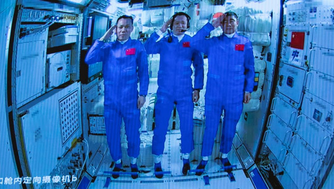 Sukses, Ketiga Astronaut Pertama China Tiba di Stasiun Antariksa-Image-1