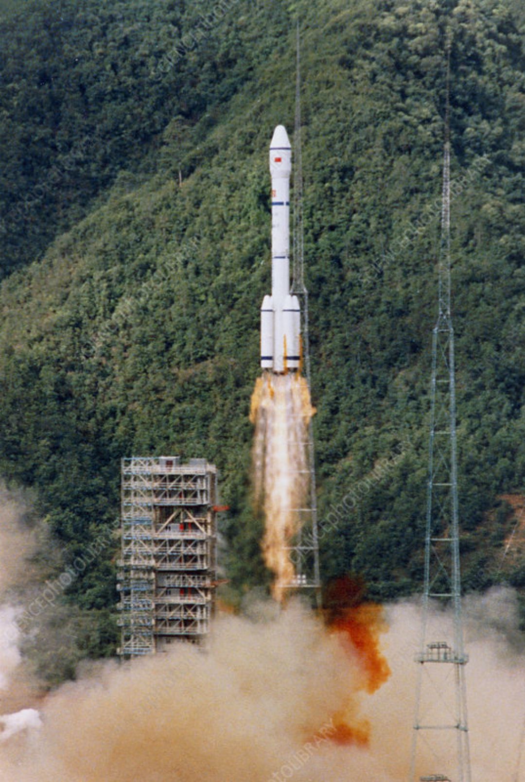 SEJARAH: 1990 China Luncurkan Roket Long March 2E-Image-1