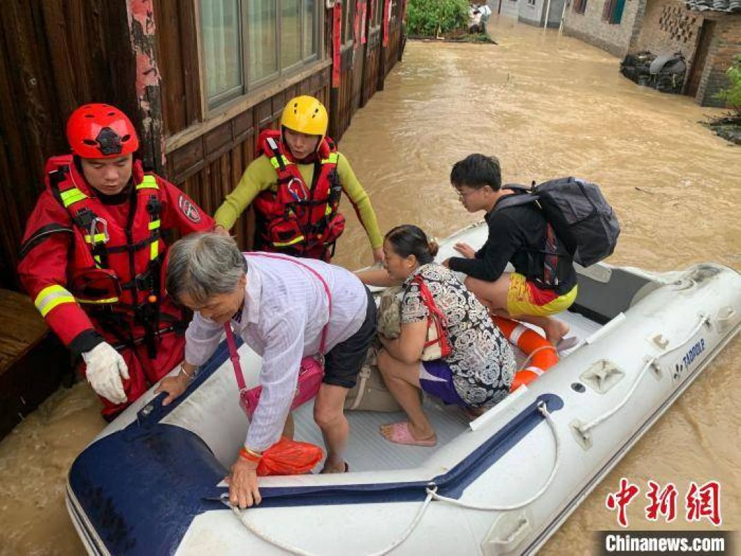 POTRET: Evakuasi Korban Banjir di Guizhou-Image-1